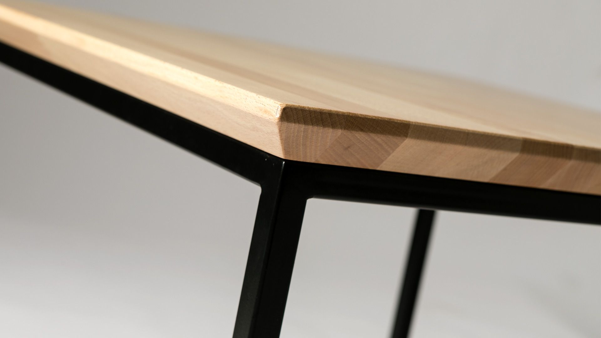 Tavolo di legno Kube artigianale di design per ufficio Environment ambiente Moschella