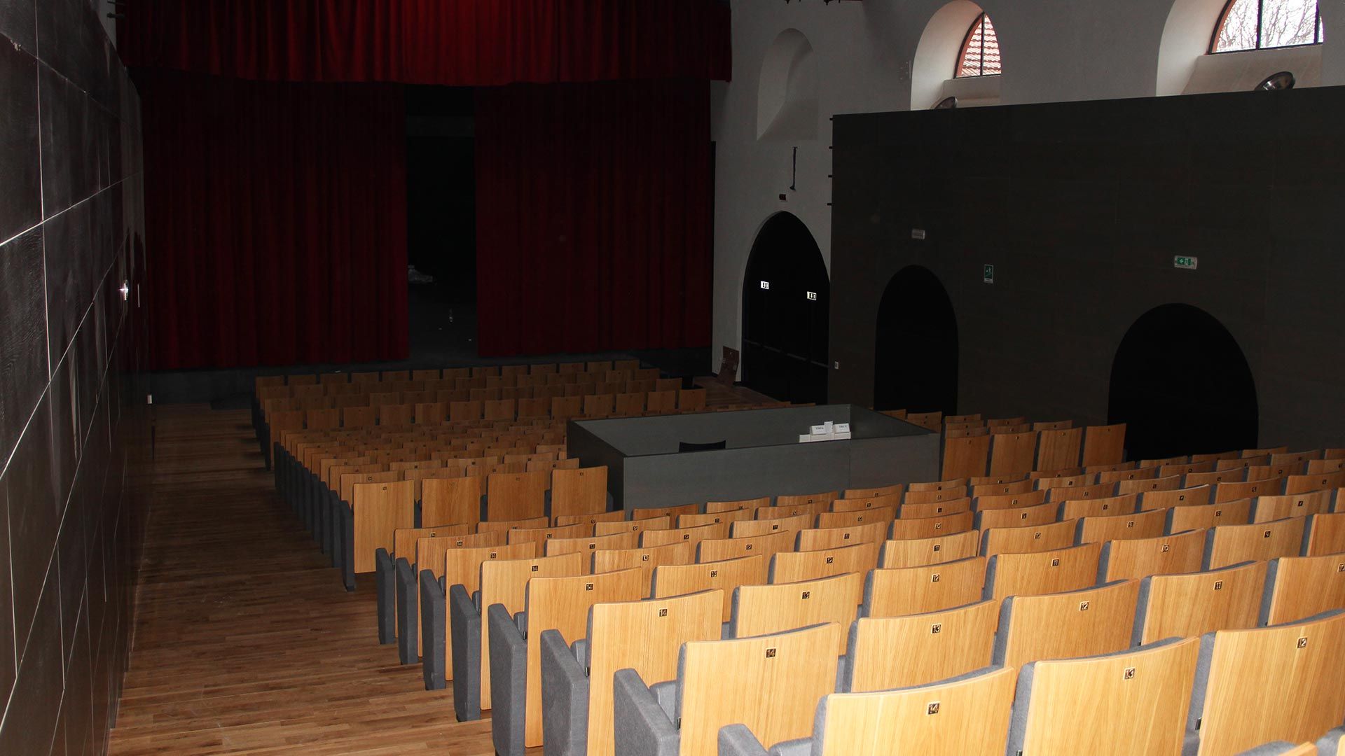 poltrone in pelle artigianali Auditorium pubblico della città di Follonica (GR), Italia FIMAV S.r.l.